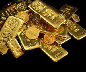 금은 단순한 차트가 아니다. 그것은 세계 유동성, 지정학적 리스크, 그리고 통화 신뢰도의 바로미터다. 2025년 들어 금값은 연초 대비 52% 상승하며 2011년 이후 가장 강력한 상승세를 기록했다. 하지만 10월 한 달 동안 19% 급등한 뒤 단 72시간 만에 9% 조정되었고, 이후 4% 반등했다. 그러나 근본적 기반은 여전히 견고하다. 중앙은행의 금 매입은 사상 최대 규모(9개월간 1,080톤, 2022년 대비 +28%), 실질금리는 여전히 음(-0.8%, 10년물), 그리고 ‘탈달러화’가 가속화되고 있다(신흥국 외환보유액 중 금 비중 18%, 2018년엔 11%). 본 보고서는 이러한 단기적 소음을 장기적 구조 속에서 재조명하며, 펀더멘털과 역사적 패턴을 분석해 향후 전략을 제시한다.