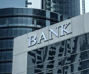 주식은 장기적으로 가치를 창출하는 기업에 투자하여 장기적인 성장과 배당 수입의 잠재력을 제공하지만, 시장 변동성, 경기 순환, 기업별 이벤트로 인해 상당한 위험도 수반합니다. 핵심은 명확한 전략, 적절한 다각화, 그리고 재정적 안정성을 저해하지 않는 자본으로만 투자하는 것입니다.