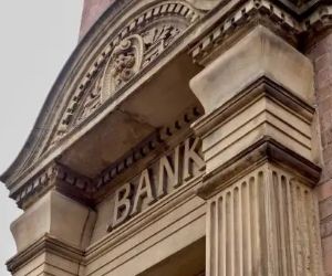 외환 거래는 하루 24시간 거래되는 유동성이 높은 시장에서 전 세계 통화 간의 변동을 이용해 수익을 낼 수 있는 기회를 제공하지만, 레버리지, 급격한 변동성, 거시경제 뉴스의 영향으로 인해 위험성이 높은 분야이기도 합니다. 중요한 것은 명확한 전략과 엄격한 위험 관리를 통해 거래하고, 재정적 안정성에 영향을 미치지 않으면서 손실을 감당할 수 있는 자본으로만 거래하는 것입니다.