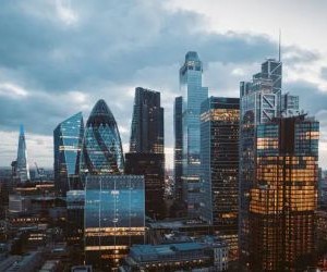 외환 거래는 하루 24시간 거래되는 유동성이 높은 시장에서 전 세계 통화 간의 변동을 이용해 수익을 낼 수 있는 기회를 제공하지만, 레버리지, 급격한 변동성, 거시경제 뉴스의 영향으로 인해 위험성이 높은 분야이기도 합니다. 중요한 것은 명확한 전략과 엄격한 위험 관리를 통해 거래하고, 재정적 안정성에 영향을 미치지 않으면서 손실을 감당할 수 있는 자본으로만 거래하는 것입니다.