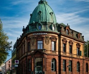 외환 거래는 하루 24시간 거래되는 유동성이 높은 시장에서 전 세계 통화 간의 변동을 이용해 수익을 낼 수 있는 기회를 제공하지만, 레버리지, 급격한 변동성, 거시경제 뉴스의 영향으로 인해 위험성이 높은 분야이기도 합니다. 중요한 것은 명확한 전략과 엄격한 위험 관리를 통해 거래하고, 재정적 안정성에 영향을 미치지 않으면서 손실을 감당할 수 있는 자본으로만 거래하는 것입니다.