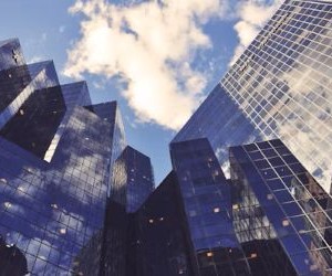 금, 석유, 농산물, 산업용 금속과 같은 상품은 포트폴리오를 다각화하고 인플레이션에 대비할 수 있는 기회를 제공하지만, 가격 변동성, 지정학적 긴장, 수급 충격으로 인해 고위험 자산이기도 합니다. 따라서 명확한 전략과 시장 동인에 대한 이해를 바탕으로 투자하고, 재정적 안정성을 저해하지 않는 범위 내에서 자본을 사용하는 것이 중요합니다.