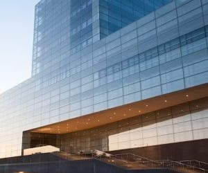 외환 거래는 하루 24시간 거래되는 유동성이 높은 시장에서 전 세계 통화 간의 변동을 이용해 수익을 낼 수 있는 기회를 제공하지만, 레버리지, 급격한 변동성, 거시경제 뉴스의 영향으로 인해 위험성이 높은 분야이기도 합니다. 중요한 것은 명확한 전략과 엄격한 위험 관리를 통해 거래하고, 재정적 안정성에 영향을 미치지 않으면서 손실을 감당할 수 있는 자본으로만 거래하는 것입니다.