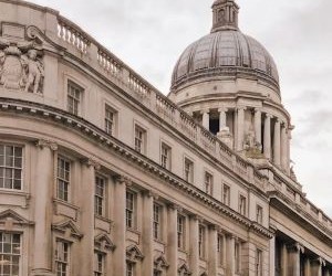 주식은 장기적으로 가치를 창출하는 기업에 투자하여 장기적인 성장과 배당 수입의 잠재력을 제공하지만, 시장 변동성, 경기 순환, 기업별 이벤트로 인해 상당한 위험도 수반합니다. 핵심은 명확한 전략, 적절한 다각화, 그리고 재정적 안정성을 저해하지 않는 자본으로만 투자하는 것입니다.