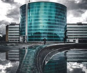 외환 거래는 하루 24시간 거래되는 유동성이 높은 시장에서 전 세계 통화 간의 변동을 이용해 수익을 낼 수 있는 기회를 제공하지만, 레버리지, 급격한 변동성, 거시경제 뉴스의 영향으로 인해 위험성이 높은 분야이기도 합니다. 중요한 것은 명확한 전략과 엄격한 위험 관리를 통해 거래하고, 재정적 안정성에 영향을 미치지 않으면서 손실을 감당할 수 있는 자본으로만 거래하는 것입니다.