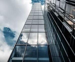 주식은 장기적으로 가치를 창출하는 기업에 투자하여 장기적인 성장과 배당 수입의 잠재력을 제공하지만, 시장 변동성, 경기 순환, 기업별 이벤트로 인해 상당한 위험도 수반합니다. 핵심은 명확한 전략, 적절한 다각화, 그리고 재정적 안정성을 저해하지 않는 자본으로만 투자하는 것입니다.