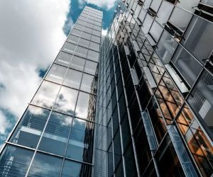 외환 거래는 하루 24시간 거래되는 유동성이 높은 시장에서 전 세계 통화 간의 변동을 이용해 수익을 낼 수 있는 기회를 제공하지만, 레버리지, 급격한 변동성, 거시경제 뉴스의 영향으로 인해 위험성이 높은 분야이기도 합니다. 중요한 것은 명확한 전략과 엄격한 위험 관리를 통해 거래하고, 재정적 안정성에 영향을 미치지 않으면서 손실을 감당할 수 있는 자본으로만 거래하는 것입니다.