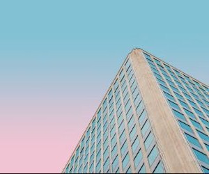 외환 거래는 하루 24시간 거래되는 유동성이 높은 시장에서 전 세계 통화 간의 변동을 이용해 수익을 낼 수 있는 기회를 제공하지만, 레버리지, 급격한 변동성, 거시경제 뉴스의 영향으로 인해 위험성이 높은 분야이기도 합니다. 중요한 것은 명확한 전략과 엄격한 위험 관리를 통해 거래하고, 재정적 안정성에 영향을 미치지 않으면서 손실을 감당할 수 있는 자본으로만 거래하는 것입니다.