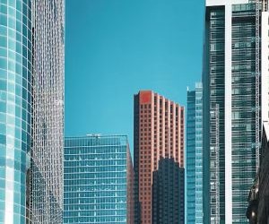 외환 거래는 하루 24시간 거래되는 유동성이 높은 시장에서 전 세계 통화 간의 변동을 이용해 수익을 낼 수 있는 기회를 제공하지만, 레버리지, 급격한 변동성, 거시경제 뉴스의 영향으로 인해 위험성이 높은 분야이기도 합니다. 중요한 것은 명확한 전략과 엄격한 위험 관리를 통해 거래하고, 재정적 안정성에 영향을 미치지 않으면서 손실을 감당할 수 있는 자본으로만 거래하는 것입니다.