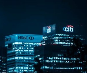 외환 거래는 하루 24시간 거래되는 유동성이 높은 시장에서 전 세계 통화 간의 변동을 이용해 수익을 낼 수 있는 기회를 제공하지만, 레버리지, 급격한 변동성, 거시경제 뉴스의 영향으로 인해 위험성이 높은 분야이기도 합니다. 중요한 것은 명확한 전략과 엄격한 위험 관리를 통해 거래하고, 재정적 안정성에 영향을 미치지 않으면서 손실을 감당할 수 있는 자본으로만 거래하는 것입니다.