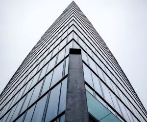 외환 거래는 하루 24시간 거래되는 유동성이 높은 시장에서 전 세계 통화 간의 변동을 이용해 수익을 낼 수 있는 기회를 제공하지만, 레버리지, 급격한 변동성, 거시경제 뉴스의 영향으로 인해 위험성이 높은 분야이기도 합니다. 중요한 것은 명확한 전략과 엄격한 위험 관리를 통해 거래하고, 재정적 안정성에 영향을 미치지 않으면서 손실을 감당할 수 있는 자본으로만 거래하는 것입니다.