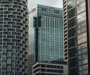 외환 거래는 하루 24시간 거래되는 유동성이 높은 시장에서 전 세계 통화 간의 변동을 이용해 수익을 낼 수 있는 기회를 제공하지만, 레버리지, 급격한 변동성, 거시경제 뉴스의 영향으로 인해 위험성이 높은 분야이기도 합니다. 중요한 것은 명확한 전략과 엄격한 위험 관리를 통해 거래하고, 재정적 안정성에 영향을 미치지 않으면서 손실을 감당할 수 있는 자본으로만 거래하는 것입니다.