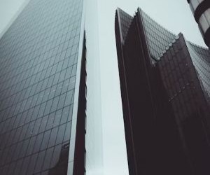 외환 거래는 하루 24시간 거래되는 유동성이 높은 시장에서 전 세계 통화 간의 변동을 이용해 수익을 낼 수 있는 기회를 제공하지만, 레버리지, 급격한 변동성, 거시경제 뉴스의 영향으로 인해 위험성이 높은 분야이기도 합니다. 중요한 것은 명확한 전략과 엄격한 위험 관리를 통해 거래하고, 재정적 안정성에 영향을 미치지 않으면서 손실을 감당할 수 있는 자본으로만 거래하는 것입니다.