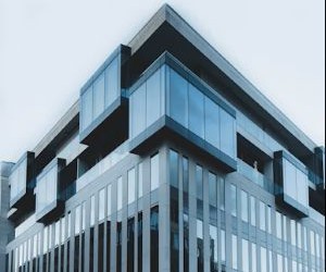 외환 거래는 하루 24시간 거래되는 유동성이 높은 시장에서 전 세계 통화 간의 변동을 이용해 수익을 낼 수 있는 기회를 제공하지만, 레버리지, 급격한 변동성, 거시경제 뉴스의 영향으로 인해 위험성이 높은 분야이기도 합니다. 중요한 것은 명확한 전략과 엄격한 위험 관리를 통해 거래하고, 재정적 안정성에 영향을 미치지 않으면서 손실을 감당할 수 있는 자본으로만 거래하는 것입니다.