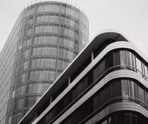 외환 거래는 하루 24시간 거래되는 유동성이 높은 시장에서 전 세계 통화 간의 변동을 이용해 수익을 낼 수 있는 기회를 제공하지만, 레버리지, 급격한 변동성, 거시경제 뉴스의 영향으로 인해 위험성이 높은 분야이기도 합니다. 중요한 것은 명확한 전략과 엄격한 위험 관리를 통해 거래하고, 재정적 안정성에 영향을 미치지 않으면서 손실을 감당할 수 있는 자본으로만 거래하는 것입니다.