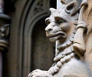 외환 거래는 하루 24시간 거래되는 유동성이 높은 시장에서 전 세계 통화 간의 변동을 이용해 수익을 낼 수 있는 기회를 제공하지만, 레버리지, 급격한 변동성, 거시경제 뉴스의 영향으로 인해 위험성이 높은 분야이기도 합니다. 중요한 것은 명확한 전략과 엄격한 위험 관리를 통해 거래하고, 재정적 안정성에 영향을 미치지 않으면서 손실을 감당할 수 있는 자본으로만 거래하는 것입니다.