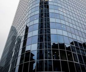 금, 석유, 농산물, 산업용 금속과 같은 상품은 포트폴리오를 다각화하고 인플레이션에 대비할 수 있는 기회를 제공하지만, 가격 변동성, 지정학적 긴장, 수급 충격으로 인해 고위험 자산이기도 합니다. 따라서 명확한 전략과 시장 동인에 대한 이해를 바탕으로 투자하고, 재정적 안정성을 저해하지 않는 범위 내에서 자본을 사용하는 것이 중요합니다.