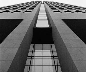 외환 거래는 하루 24시간 거래되는 유동성이 높은 시장에서 전 세계 통화 간의 변동을 이용해 수익을 낼 수 있는 기회를 제공하지만, 레버리지, 급격한 변동성, 거시경제 뉴스의 영향으로 인해 위험성이 높은 분야이기도 합니다. 중요한 것은 명확한 전략과 엄격한 위험 관리를 통해 거래하고, 재정적 안정성에 영향을 미치지 않으면서 손실을 감당할 수 있는 자본으로만 거래하는 것입니다.