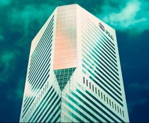 외환 거래는 하루 24시간 거래되는 유동성이 높은 시장에서 전 세계 통화 간의 변동을 이용해 수익을 낼 수 있는 기회를 제공하지만, 레버리지, 급격한 변동성, 거시경제 뉴스의 영향으로 인해 위험성이 높은 분야이기도 합니다. 중요한 것은 명확한 전략과 엄격한 위험 관리를 통해 거래하고, 재정적 안정성에 영향을 미치지 않으면서 손실을 감당할 수 있는 자본으로만 거래하는 것입니다.