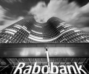 금, 석유, 농산물, 산업용 금속과 같은 상품은 포트폴리오를 다각화하고 인플레이션에 대비할 수 있는 기회를 제공하지만, 가격 변동성, 지정학적 긴장, 수급 충격으로 인해 고위험 자산이기도 합니다. 따라서 명확한 전략과 시장 동인에 대한 이해를 바탕으로 투자하고, 재정적 안정성을 저해하지 않는 범위 내에서 자본을 사용하는 것이 중요합니다.