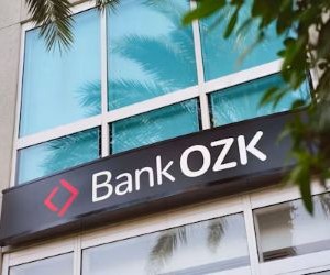 외환 거래는 하루 24시간 거래되는 유동성이 높은 시장에서 전 세계 통화 간의 변동을 이용해 수익을 낼 수 있는 기회를 제공하지만, 레버리지, 급격한 변동성, 거시경제 뉴스의 영향으로 인해 위험성이 높은 분야이기도 합니다. 중요한 것은 명확한 전략과 엄격한 위험 관리를 통해 거래하고, 재정적 안정성에 영향을 미치지 않으면서 손실을 감당할 수 있는 자본으로만 거래하는 것입니다.