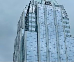 주식은 장기적으로 가치를 창출하는 기업에 투자하여 장기적인 성장과 배당 수입의 잠재력을 제공하지만, 시장 변동성, 경기 순환, 기업별 이벤트로 인해 상당한 위험도 수반합니다. 핵심은 명확한 전략, 적절한 다각화, 그리고 재정적 안정성을 저해하지 않는 자본으로만 투자하는 것입니다.