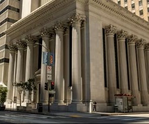 투자를 통해 주식, 채권, 펀드, 부동산 등의 자산에 투자하여 시간이 지남에 따라 부를 축적할 수 있지만, 시장 변동성, 잠재적 자본 손실, 인플레이션으로 인한 수익률 저하 등의 위험이 항상 존재합니다. 중요한 것은 명확한 전략과 적절한 분산 투자를 통해 재정적 안정성을 저해하지 않는 자본으로만 투자하는 것입니다.