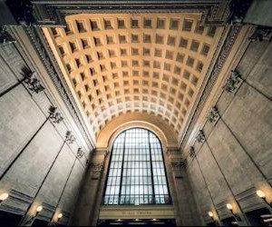 암호화폐는 24시간 연중무휴 운영되는 탈중앙화를 통해 높은 수익률 잠재력과 더 큰 재정적 자유를 제공합니다. 그러나 극심한 변동성과 규제 부재로 인해 고위험 자산입니다. 주요 위험으로는 급격한 손실과 사이버 보안 실패가 있습니다. 성공의 열쇠는 명확한 전략과 재정적 안정성을 저해하지 않는 자본으로 투자하는 것입니다.